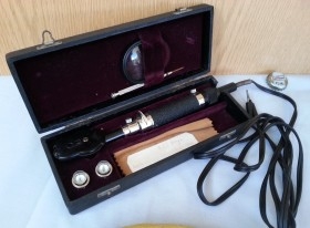 Viejo oftalmoscopio. Oculus universal. Old ophthalmoscope. Props hospitalarios de época.