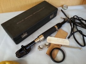 Viejo oftalmoscopio. Oculus universal. Old ophthalmoscope. Props hospitalarios de época.