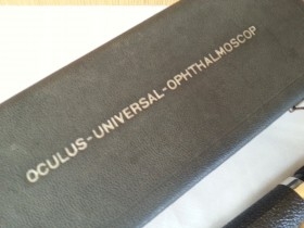 Viejo oftalmoscopio. Oculus universal. Old ophthalmoscope. Props hospitalarios de época.