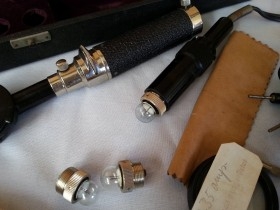 Viejo oftalmoscopio. Oculus universal. Old ophthalmoscope. Props hospitalarios de época.