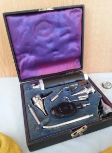 Oftalmoscopio y otoscopio. Años 40. Marca Gowwllands. Old ophthalmoscope. Atrezzo médico en alquiler. España.