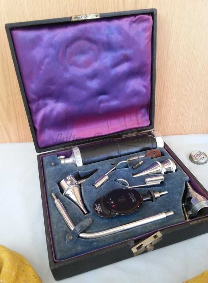 Oftalmoscopio y otoscopio. Años 40. Marca Gowwllands. Old ophthalmoscope. Atrezzo médico en alquiler. España.