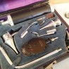 Oftalmoscopio y otoscopio. Años 40. Marca Gowwllands. Old ophthalmoscope. Atrezzo médico en alquiler. España.