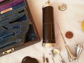 Oftalmoscopio y otoscopio. Años 40. Marca Gowwllands. Old ophthalmoscope. Atrezzo médico en alquiler. España.