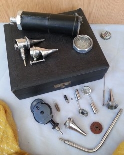 Oftalmoscopio y otoscopio. Años 40. Marca Gowwllands. Old ophthalmoscope. Atrezzo médico en alquiler. España.