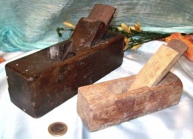 Antiguos cepillos de ebanista carpintero. (Colección de 2 unidades). Renta de props de carpintería.