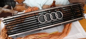 Parrilla delantera con anagrama de Audi 100 - 22 e. Coche clásico