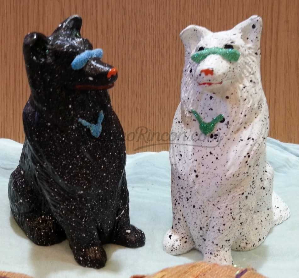 Perros. Pareja de perritos en escayola decorada. Nuevos.