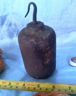 Pesa antigua de gran reloj antiguo. 2,3 kg.