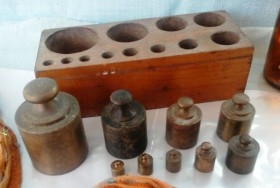Juego de pesas originales en bronce con su taco. 9 pesas antiguas