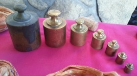 Juego de pesas originales en bronce. Ponderales. 7 piezas. Utilería en alquiler.