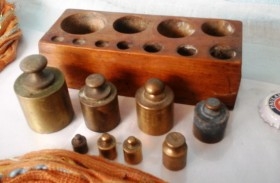 Juego de pesas originales en bronce con su taco. 8 pesas antiguas