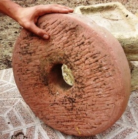 Afilador. Centenaria y enorme piedra de esmeril manual. Amoladora.r.
