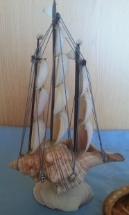 Barco hecho con conchas. Artesanal. Preciosa pieza de los años 70