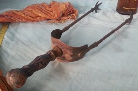 Antiguas pinzas para cubitera. En bronce policromado. Buena pieza