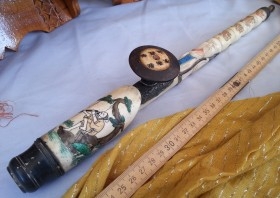 Antigua pipa de opio en hueso, latón y madera. Origen chino. Años 50