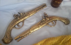 Viejas pistolas en bronce. Pareja. Réplicas de antiguas armas. Preciosos objetos