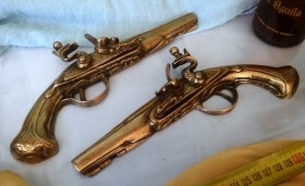 Pistolas en bronce. Pareja. Réplicas de antiguas armas. Preciosos objetos