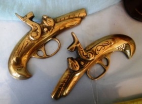 Viejas pistolas en bronce. Pareja. Réplicas de antiguas armas. Preciosos objetos