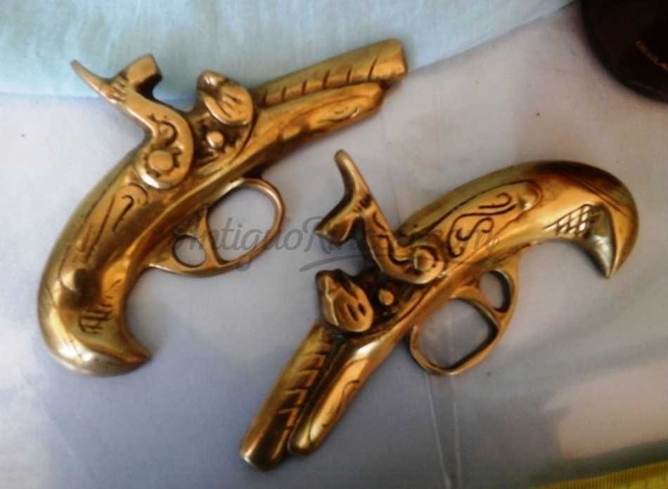 Viejas pistolas en bronce. Pareja. Réplicas de antiguas armas. Preciosos objetos