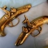 Viejas pistolas en bronce. Pareja. Réplicas de antiguas armas. Preciosos objetos