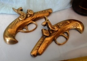 Viejas pistolas en bronce. Pareja. Réplicas de antiguas armas. Preciosos objetos