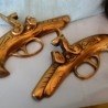 Viejas pistolas en bronce. Pareja. Réplicas de antiguas armas. Preciosos objetos