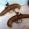 Viejas pistolas en bronce. Pareja. Réplicas de antiguas armas. Preciosos objetos