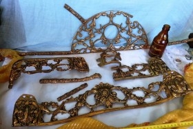 Fantásticas y viejas placas de bronce decoradas de vieja mesa. Algunas rotas