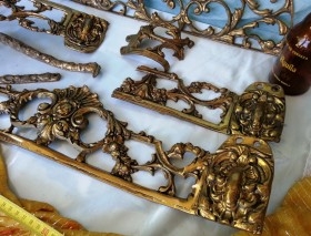 Fantásticas y viejas placas de bronce decoradas de vieja mesa. Algunas rotas. Atrezzo para espectáculos.