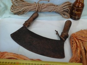 Plana, cuchilla desbastadora de carpintero ebanista. Antigua herramienta. Props de carpintería para rodajes.