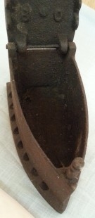Plancha antigua de brasas en hierro. Asidera forrada.