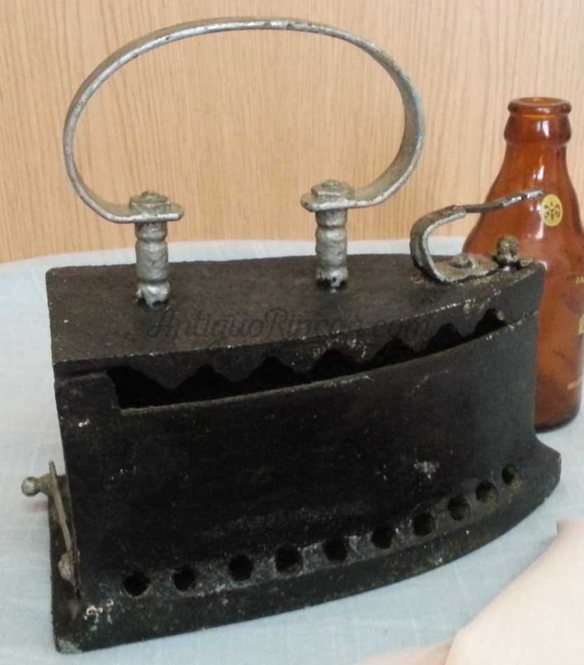 Plancha antigua de brasas en hierro. Asidera en hierro. Plancha antigua de brasas en hierro. Asidera en hierro.