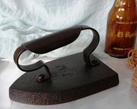 Antigua plancha de hierro. 2 kg. Old iron. Electrodomésticos  de hogar online.
