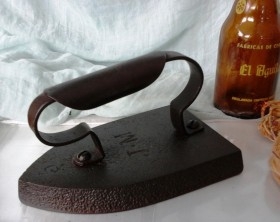 Antigua plancha de hierro. 2 kg. Old iron.