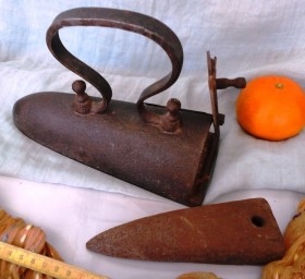 Antigua plancha de hierro. Muy curiosa su forma. 2 kg. Old iron.
