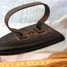 Plancha de hierro antigua. 3 kg. Old iron for rent for films. Electrodomésticos antiguos para escenografías.