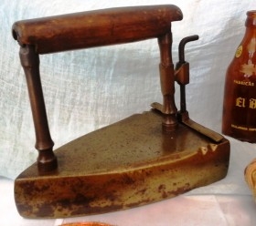 Plancha antigua de bronce. Agarradera de madera.