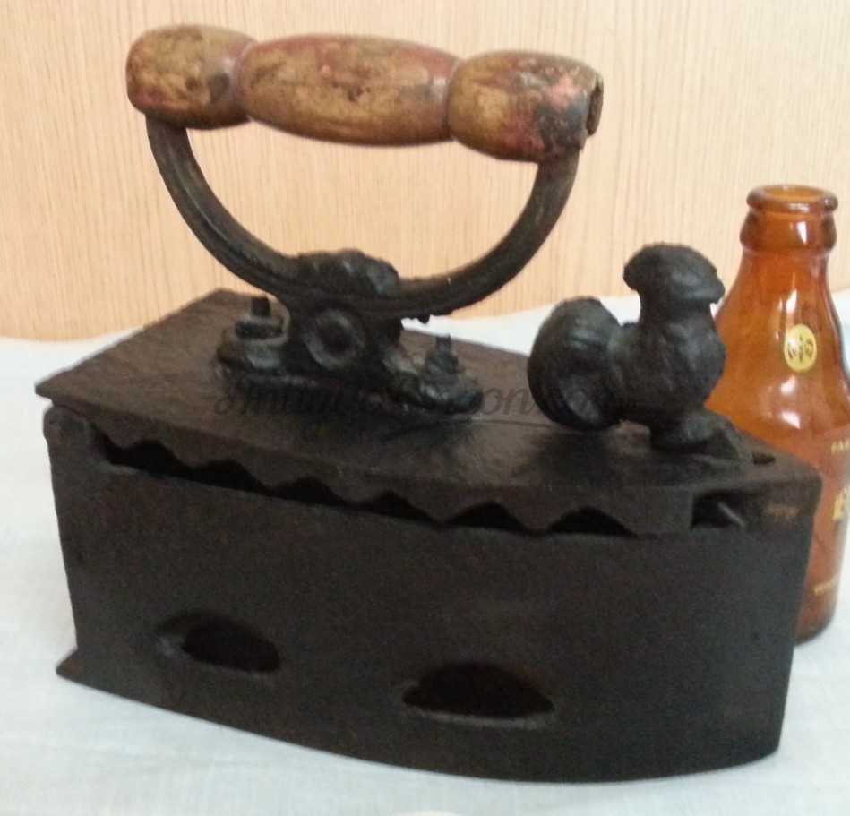 Plancha antigua de brasas en hierro. Asidera en madera. Plancha antigua de brasas en hierro. Asidera en madera.