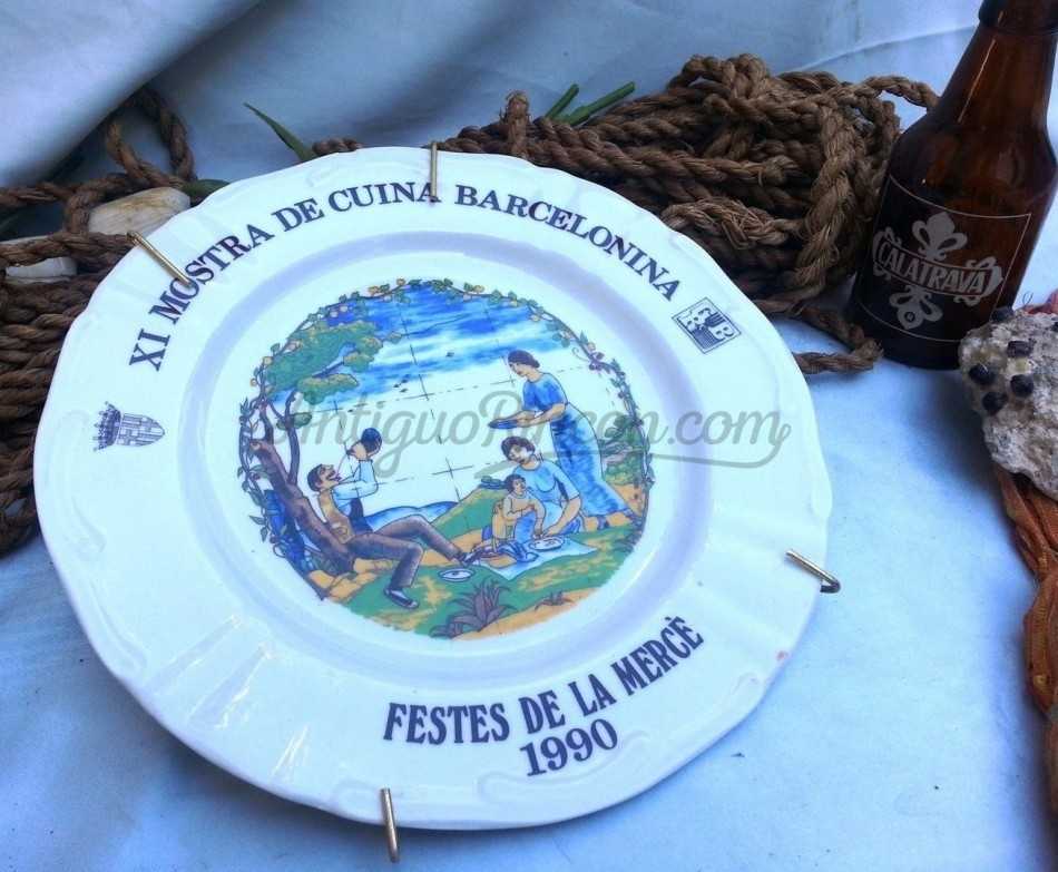 Viejo plato cerámico de la fiesta de La Merce del año 1.990. Tienda de alquiler de atrezzo.