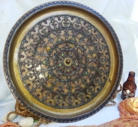 Platillo metálico color cobre. Artesanía. Antiguo.
