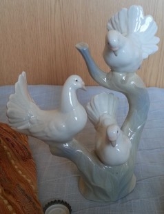 Porcelana. Figura de palomas sobre ramas. Marca PORCEVAL