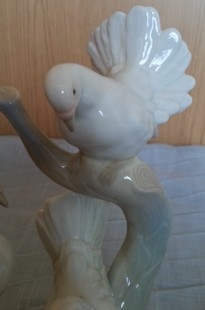 Porcelana. Figura de palomas sobre ramas. Marca PORCEVAL