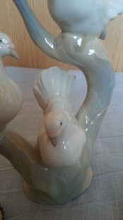 Porcelana. Figura de palomas sobre ramas. Marca PORCEVAL