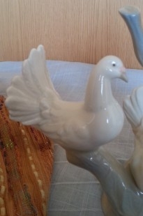 Porcelana. Figura de palomas sobre ramas. Marca PORCEVAL