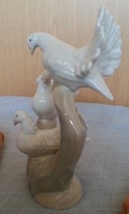 Porcelana. Figura de palomas sobre ramas. Marca PORCEVAL