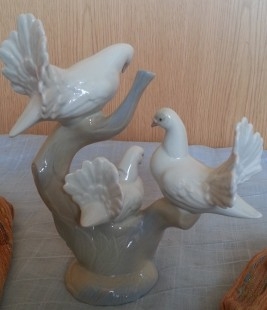 Porcelana. Figura de palomas sobre ramas. Marca PORCEVAL