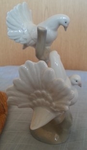 Porcelana. Figura de palomas sobre ramas. Marca PORCEVAL