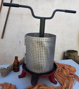 Prensa de miel moderna. Preciosa y muy útil todavía.