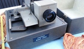 Proyector de diapositivas. VIejo aparato.